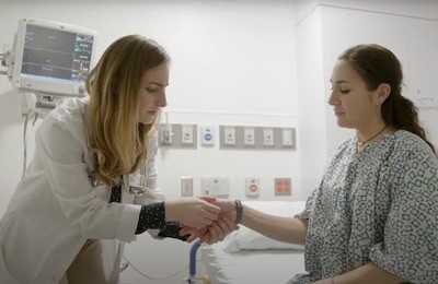 Кодирование Аквилонг в Кронштадте Врач держит пациентку за руку