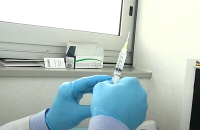 Проведение кодирования Вивитролом в Кронштадте Шприц с Вивитролом в руках у врача